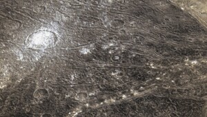 Ганимед: что скрывают белые пятна на снимке "Галилео"?