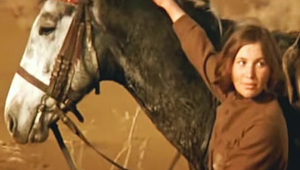 Кожанка и красный платок