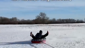 Миша, держись: покатушки на ватрушке перешли на уровень хардкора