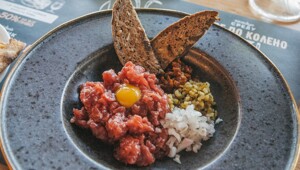 Как можно есть сырое мясо?