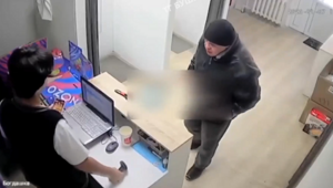 Мужчина напал на несовершеннолетнего сотрудника пункта выдачи заказов