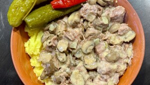 Голяшка говяжья томлёная с грибами в сливках