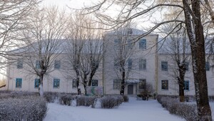 Белорус за 8 000 рублей купил психбольницу и поселился в её палате