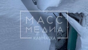 Белое безмолвие-2026: на Камчатке сугробы достигли уровня крыш, а выход из окна стал нормой