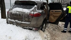 Водитель Porsche протаранил машину ДПС и пытался скрыться от полиции