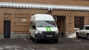 Судебные приставы приступили к принудительному выселению Ларисы Долиной