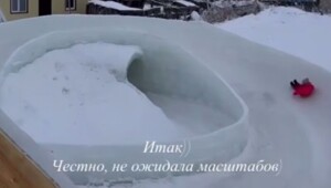 Житель новосибирского села построил огромную ледяную горку для детей