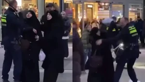 Полицейский ударил женщину, которая снимала задержание подруги