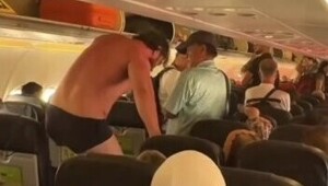 В Таиланде полуголый русскоговорящий турист выпрыгнул из самолёта без трапа
