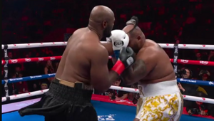 Американский боксер лишился парика во время боя