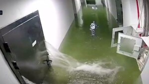 Мощный поток воды выбил металлическую дверь в хабаровском ЖК