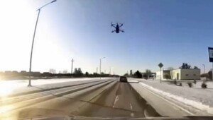 Дрон со взрывчаткой врезался в автомобиль