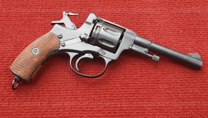 Револьвер против пистолета: почему НКВД носило Наганы до конца войны