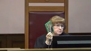 Судья отчитала мужчину за обложку паспорта