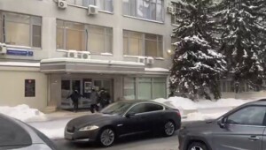 В Москве активисты повесили велосипедный замок на дверь офиса Роскомнадзора