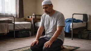 В ХМАО суд выдворил приезжего из страны из-за намаза в общежитии