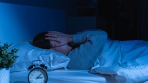 «Или нервы, или Луна, или хз»: пользователи пытаются понять, почему полмира просыпается ночью в одно и то же время и не может уснуть?