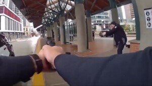 Мужчина напал с ножом на полицейских в США