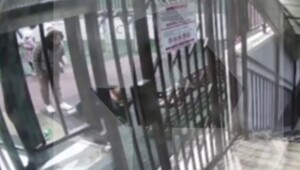 Женщина напала на детей, обижавших её дочь-инвалида