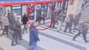 Пассажиры метро помешали негодяю ограбить девушку