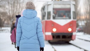 В Москве пассажирка трамвая избила подростков из-за места