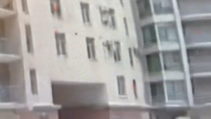 Ребёнок выжил после падения с 7 этажа приземлившись на дворника