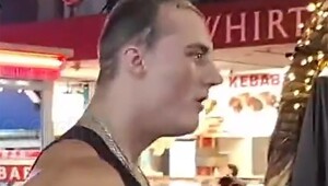 Стример потерял лицо и волосы в прямом эфире разрушив миф об идеальной внешности за одну секунду