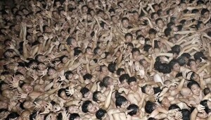 10 000 обнаженных мокрых японских мужчин попытались поймать 2 священные палочки