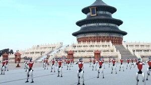 Роботы показали шоу боевых искусств у Храма Неба