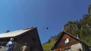 Полёт на вингсьюте над амбарами в Швейцарии со скоростью 160 км/ч