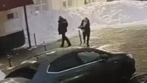 В Москве осуждённый в наручниках сбежал от полицейского