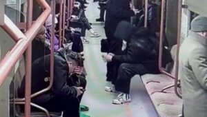 Парень вырвал смартфон из&nbsp;рук&nbsp;пассажирки метро