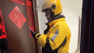 Мужчина подшутил над курьером