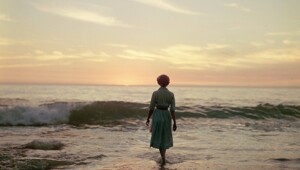 Девушки на пляже: снимки середины прошлого века с нераскрытой тайной