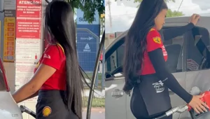 На заправке: эффектная сотрудница привлекает внимание клиентов