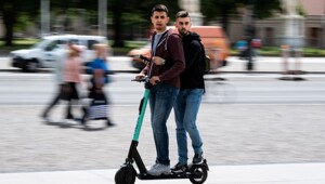 Перебои с мобильным интернетом в Москве могут сорвать старт самокатного сезона