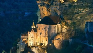 Французская вертикаль: как деревня на скале стала пристанищем для святых и героев