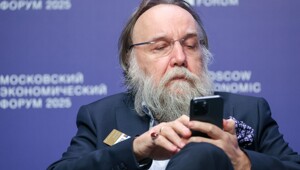 Философ Дугин предложил отключать интернет весной и летом для «настоящей человеческой жизни»