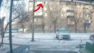 Женщина выпала из окна пятого этажа и сама вернулась домой