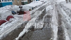 Сезон больших луж: столица Камчатки справляется с таянием огромных сугробов в жилых кварталах