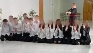 В Челябинске учительница наставила автомат на школьников ради эффектной фотографии