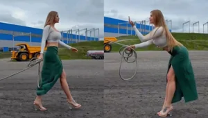 Девушка «выгуливает» гигантский самосвал