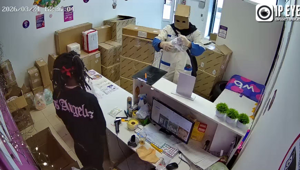 Местные жители положили конец выходкам тролля в пункте выдачи