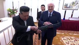 Лукашенко подарил Ким Чен Ыну автомат