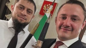 Член партии «Альтернативы для Германии» подарил чеченским чиновникам кортик Люфтваффе