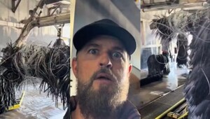 Мужчина с рулоном проволоки парализовал автомойку