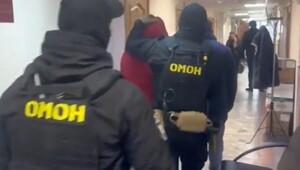 В Красноярске задержали замначальника полиции за помощь мигрантам в получении гражданства