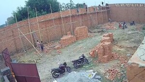 Стена упала на рабочих в Индии