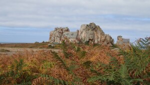 Два валуна, одна крыша и судебный иск: история самого неудобного дома в Бретани