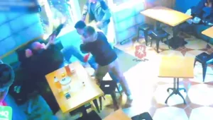 В Севастополе трое мужчин избили семейную пару в баре после того, как супруг заступился за возлюбленную